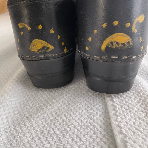 Dansko black with yellow flowers.. Size 40 - Picture 4 of 6